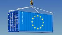 Container mit EU-Fahne am Kran vor blauem Himmel