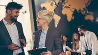 Gruppe internationaler Geschäftsleute vor Weltkarte