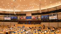 Europäisches Parlament mit abstandhaltenden Abgeordneten