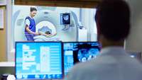 Arzt überwacht die Vorbereitungen eines Patienten auf einen CT-Scan