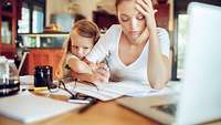 Mutter mit Tochter am Laptop