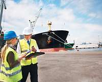 Zollmitarbeiter am Hafen
