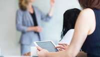 Weiterbildung: junge Frau mit Tablet im Schulungsraum
