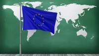 Green Deal EU-Flagge vor Weltkarte