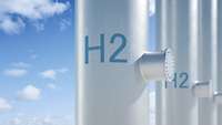 Säulen mit H2-Aufschrift vor blauem Himmel