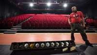Techniker installiert Lichtanlage in einem leeren Konzertsaal