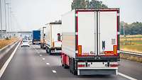 LKW im zähfließenden Verker auf der Autobahn