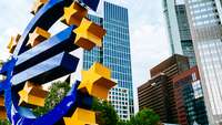 Europäische Zentralbank mit der Plastik Euro-Symbol im Vordergrund