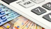 Taschenrechner mit "Tax"-Taste auf 20- und 50-Euro-Scheinen