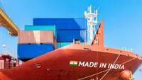 Frachter mit der Aufschrift "made in India" wird beladen