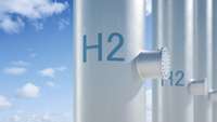 Wasserstoff: Säulen mit H2-Aufschrift vor weißblauem Himmel