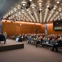 Veranstaltungsraum mit Publikum