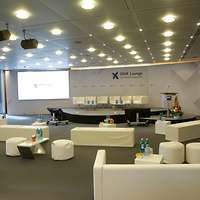 Raum mit Sesseln und Couch