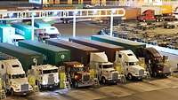 LKW an einem Checkpoint im Hafen, im Hintergrund Container