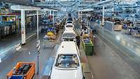 Blick in eine Fabrikhalle, in der Autos montiert werden