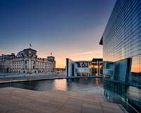 Blick von der Spree auf das Regierungsviertel Berlin im Morgenrot