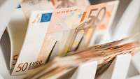 Geldzählmaschine mit 50-Euro-Scheinen