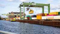 Container und Ladekran im Hafen