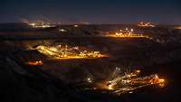 Cast Bergbau auf unterschiedlichen Ebenen bei Nacht