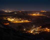 Cast Bergbau auf unterschiedlichen Ebenen bei Nacht