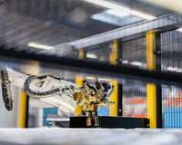 Roboterarm in Fabrik