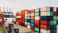 Container und Ladekräne in einem Hafen
