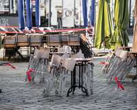 Geschlossenes Restaurant mit Stühle zusammengeklappt