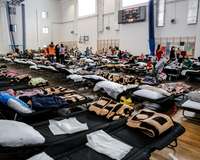 Eine Sporthalle im polnischen Przemysl bietet ukrainischen Geflüchteten Zuflucht