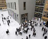 Blick von oben auf das mit Menschen belebte Atrium des DIHK-Gebäudes in Berlin 