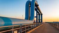 Öl-Pipeline vor Morgenhimmel
