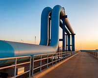 Öl-Pipeline vor Morgenhimmel