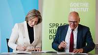 Johannes Ebert und Helena Melnikov präsentieren die Kooperationsvereinbarung