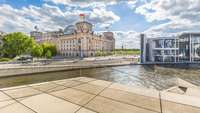Blick auf den Berliner Reichstag, im Vordergrund die Spree