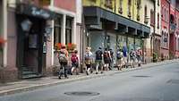 Wandergruppe in einer Stadt im Schwarzwald