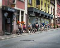 Wandergruppe in einer Stadt im Schwarzwald