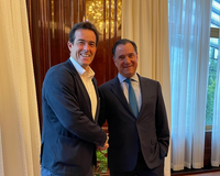 Volker Treier und der griechische Minister für Entwicklung und Investitionen Adonis Georgiadis schütteln sich die Hände