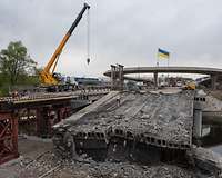 Wiederaufbau zerstörter Brücke Ukraine