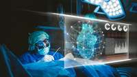 Arzt mit Maske operiert einen Menschen am Herzen, ein Hologramm unter der Lampe zeigt das Organ digital