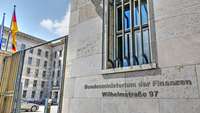 Fassade des Bundesfinanzministeriums in Berlin mit Schriftzug