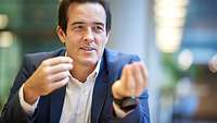 Volker Treier sitzend gestikulierend 2022