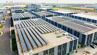 Luftbild von Solaranlagen auf einem Bürokomplex