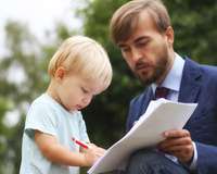 Vater lässt Kleinkind Dokument unterzeichnen