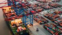 Hamburg Hafen: Blick von oben auf Kräne und Container