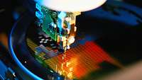 Eine Maschine stellt einen Mikrochip her