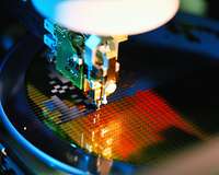 Eine Maschine stellt einen Mikrochip her