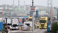 Hafen von Larne mit einem Protestschild "NI Protocol breaks Belfast agreement" 