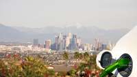 E-Auto lädt auf vor Shilouette von Los Angeles