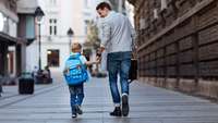 Vater bringt Kind zur Schule