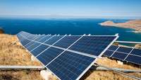 Solaranlage auf einer Felsküste in Griechenland mit Blick aufs Meer, Insel Lemnos